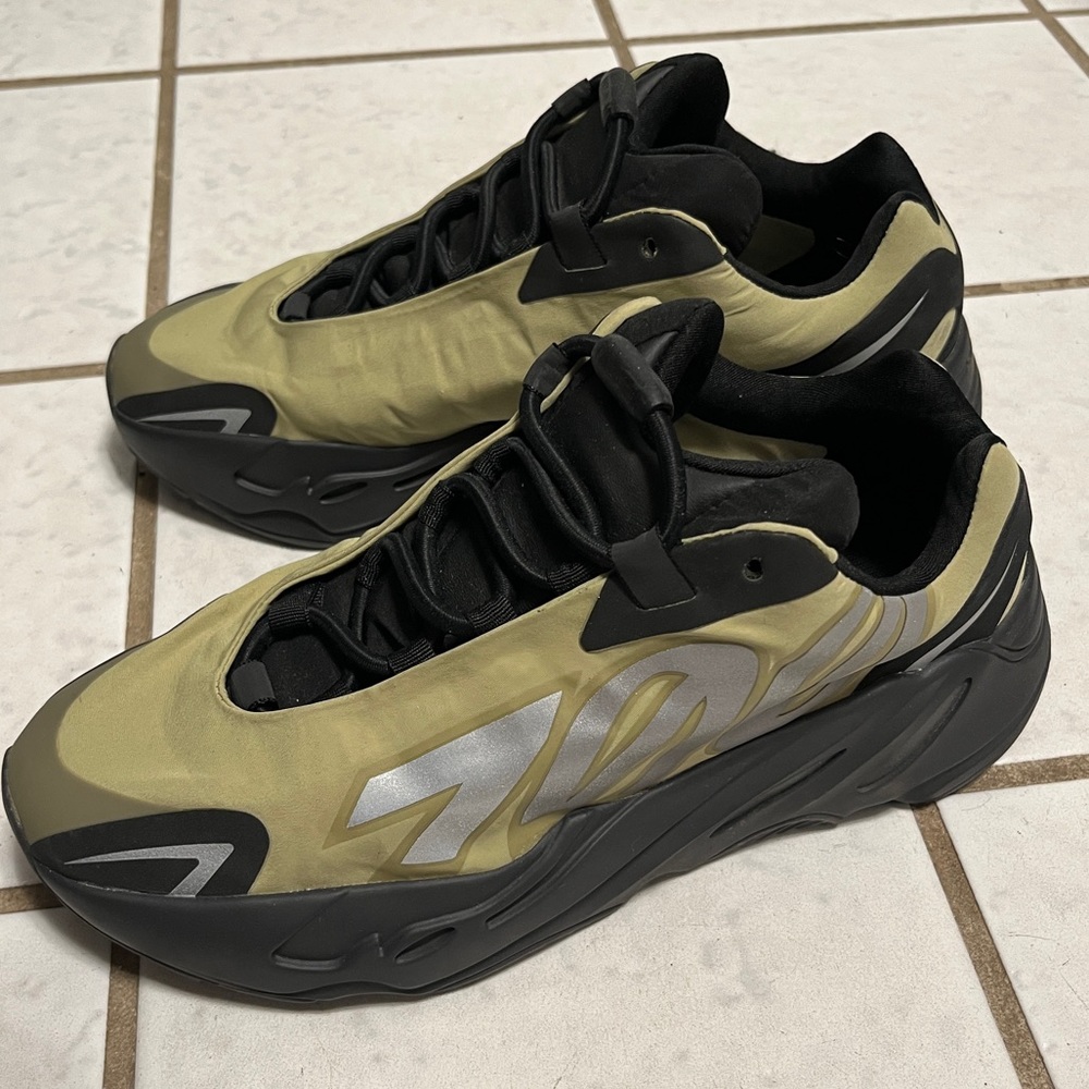 Yeezy Boost 700 MNVN ‘Resin’ Sneakers men’s 7